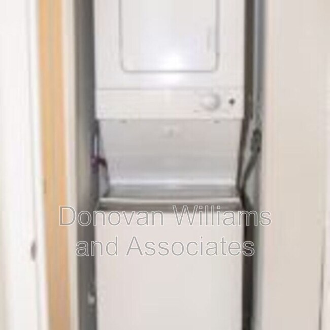 Building Photo - 2207 Kilborne Dr