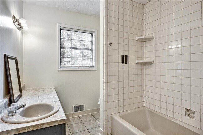 Building Photo - 1812 Wiggins Cir SW