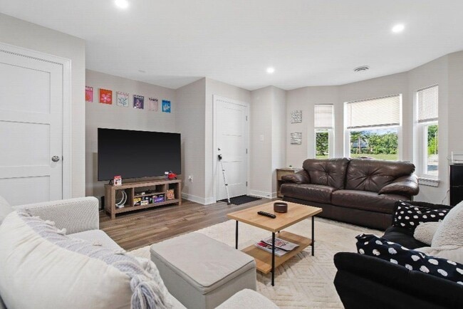 Building Photo - 1707 W State St