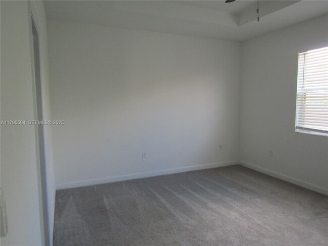 Building Photo - 1414 SE 26th Ter