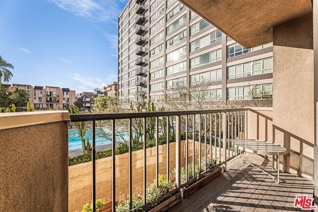 Building Photo - 727 S Ardmore Ave