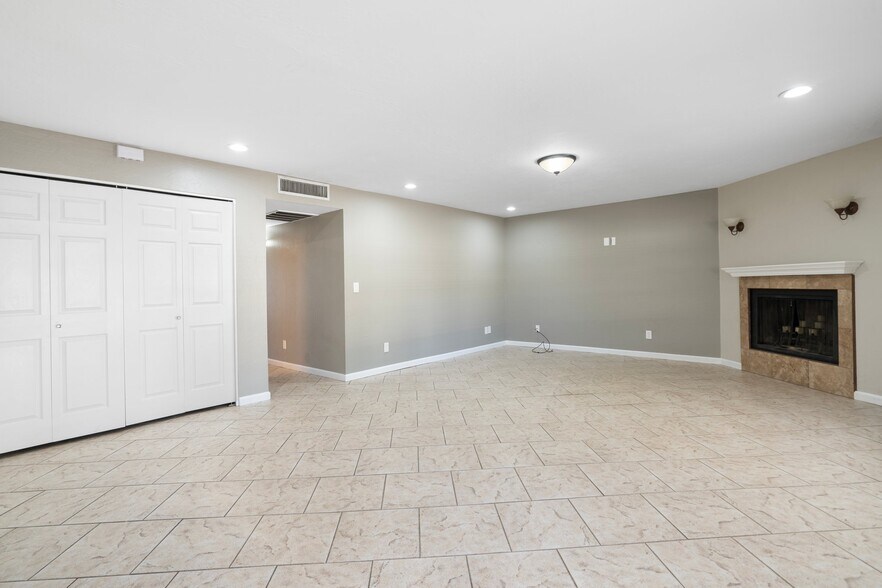Building Photo - 533 E Deepdale Rd
