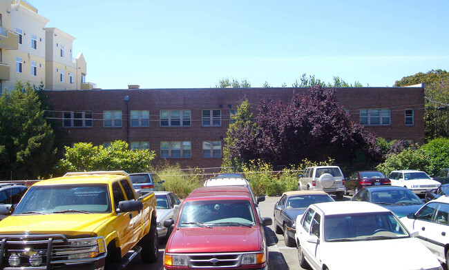 Building Photo - Queen's Court Apartments