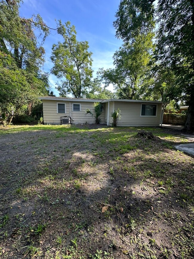 Building Photo - Newly remodeled 4 bed 2 bath home availabl...