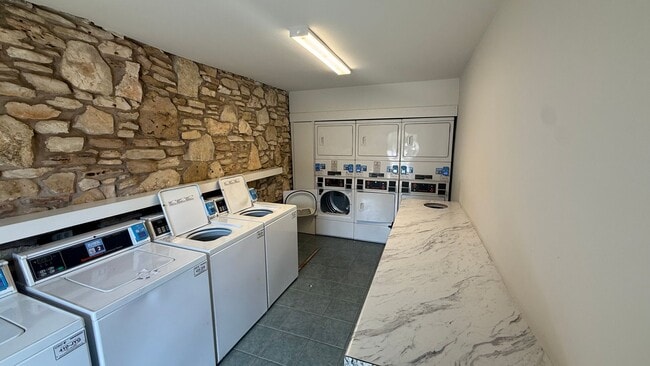 Building Photo - Gorgeous Condo nestled right on Lady Bird Lake!