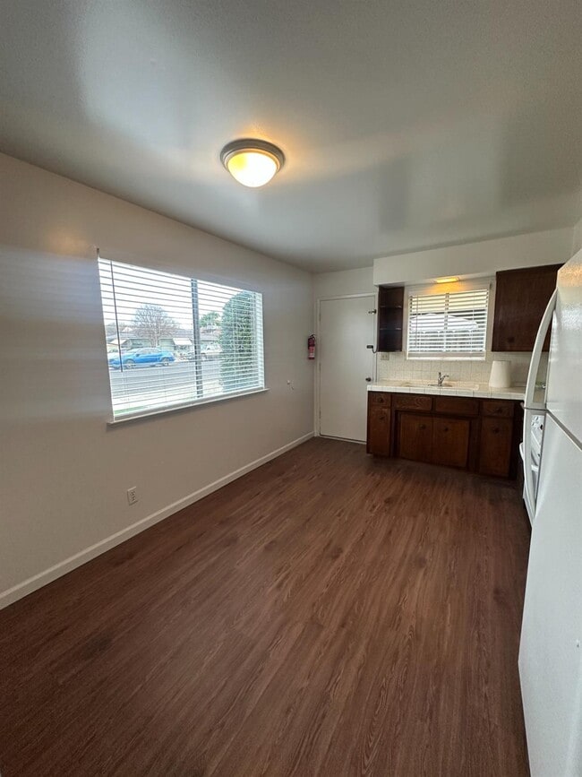 Building Photo - 220 Pollasky Ave