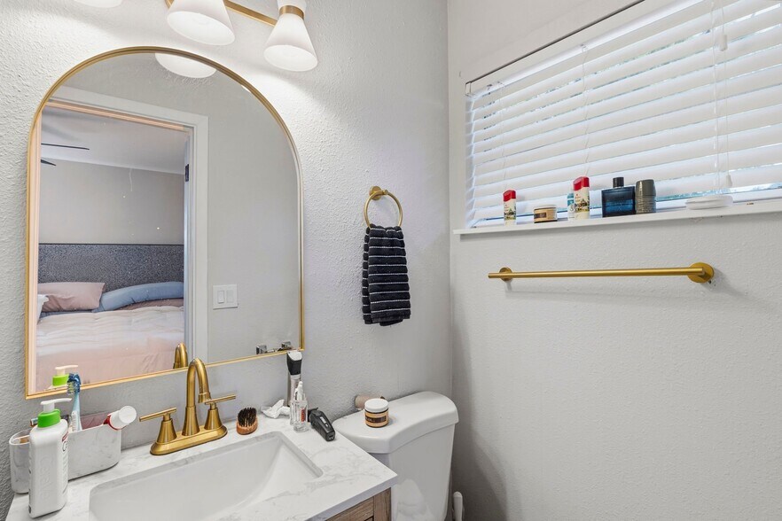 Building Photo - 4206 W Iowa Ave