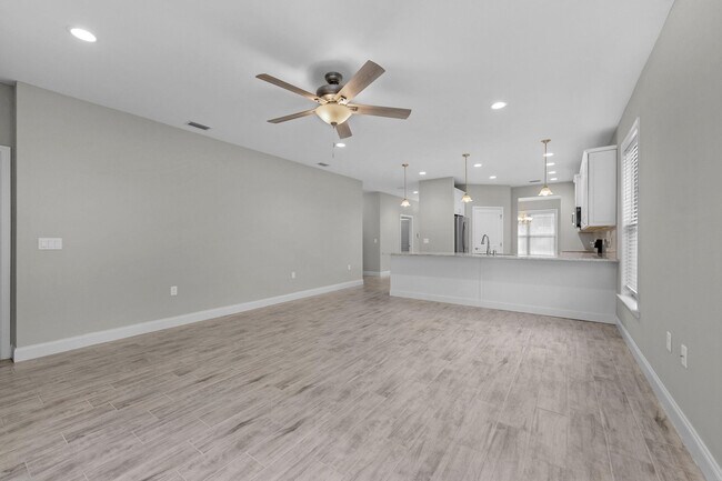 Building Photo - 702 Shady Ln Dr