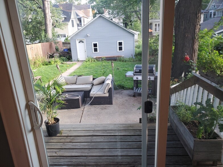 Building Photo - 900 Laurel Ave