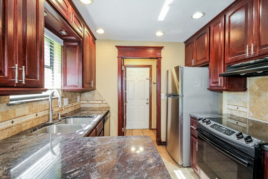 Building Photo - 1104 Meadow Lake Dr