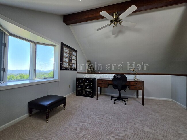 Building Photo - 1403 Fleetwood Plaza