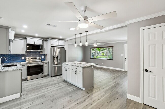 Building Photo - 528 Manor Dr