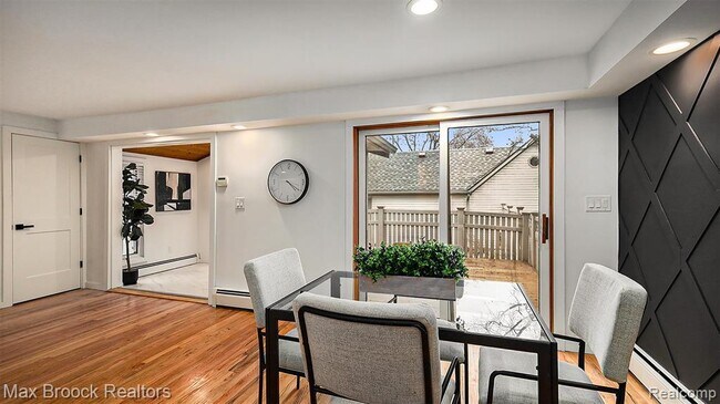 Building Photo - 343 S Elm St