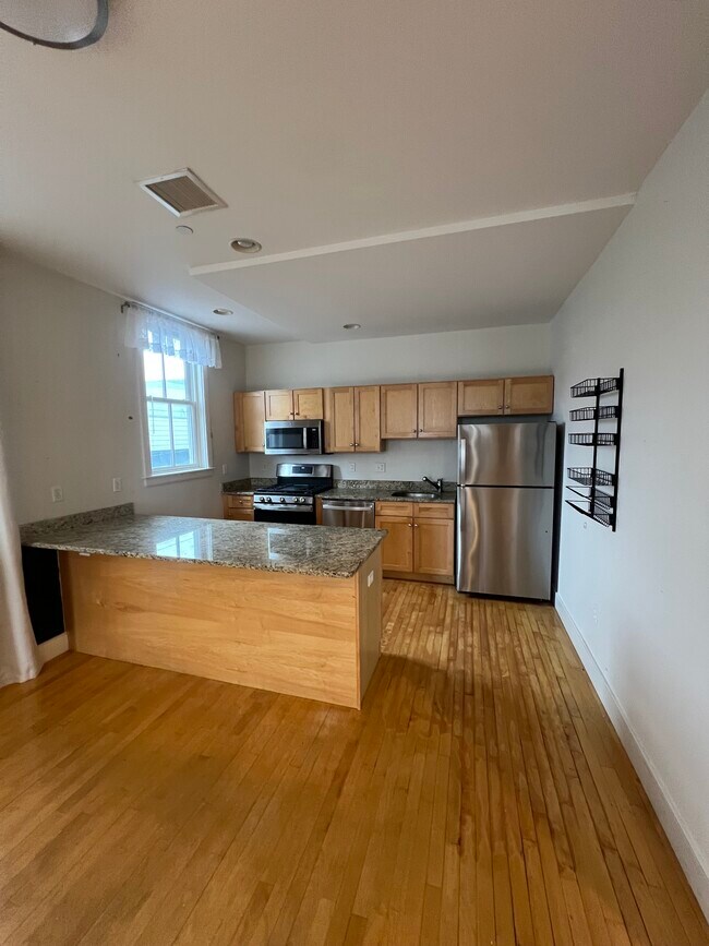 Building Photo - 104-106 Second St. Unit U4