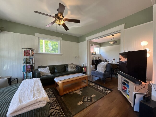 Building Photo - Warm and Welcoming Portland Home with Classic Charm, Modern Kitchen & Outdoor Deck