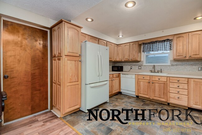 Building Photo - Conveniently located Nampa home. First mon...