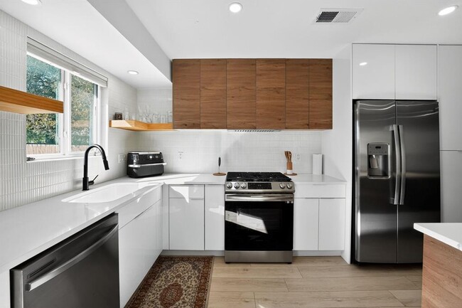 Building Photo - 3217 Oak Alley