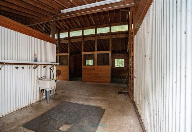 Building Photo - 611 Couch Rd