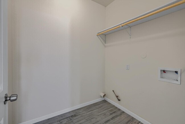 Building Photo - 17 Edgewater Dr