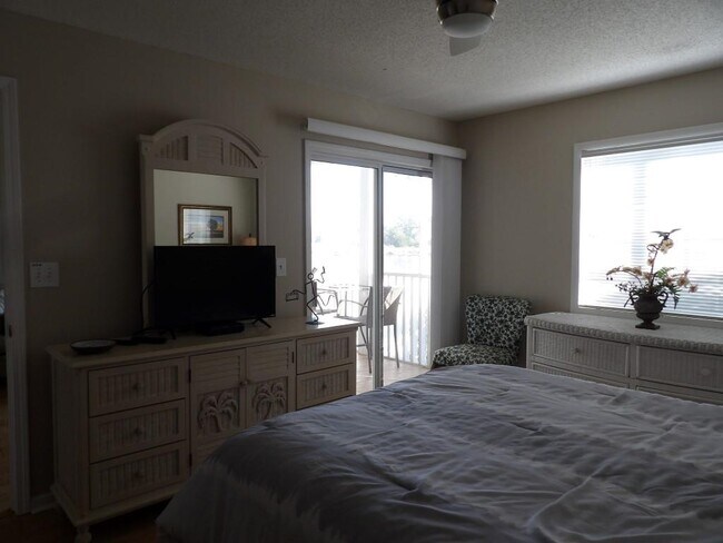 Building Photo - 4622 Greenbriar Dr