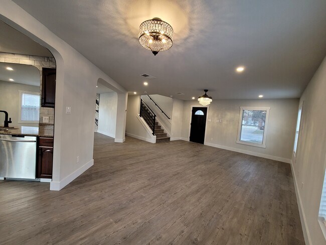 Building Photo - 303 Edgewood Cv