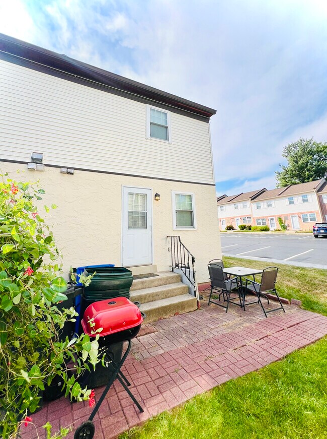 Building Photo - 515 York Rd.