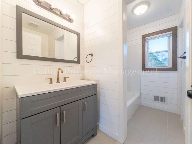 Building Photo - 101 Hyacinth Ave