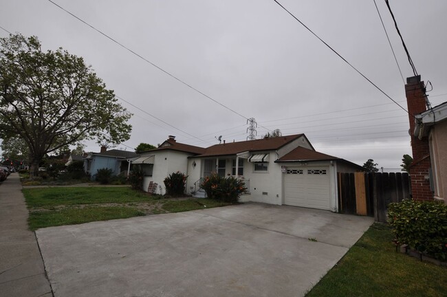 Building Photo - Spacious natural light filled remodeled ho...