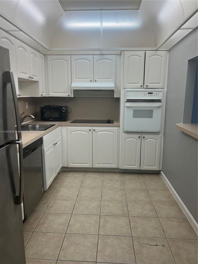 Primary Photo - 19380 Collins Ave