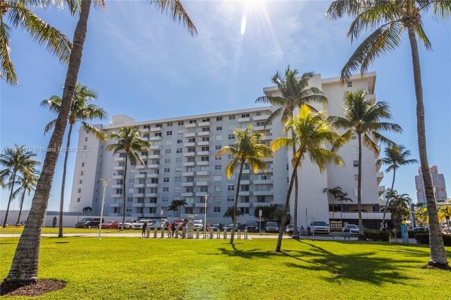 Building Photo - 465 Ocean Dr