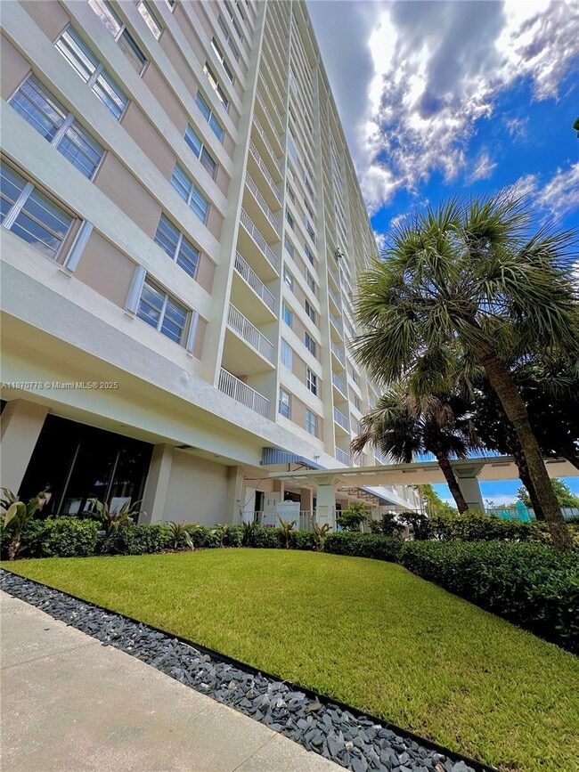 Building Photo - 300 Bayview Dr
