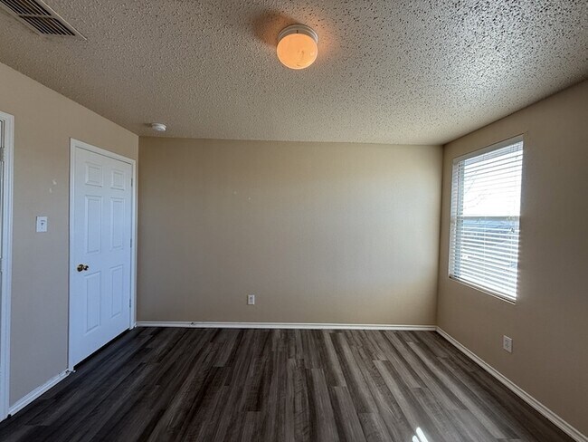 Building Photo - 3625 Clydesdale Dr