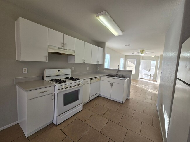 Building Photo - **Charming 2-Bedroom Home for Lease for a ...