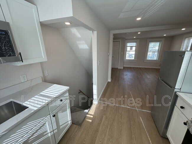 Building Photo - 31 Hilton St