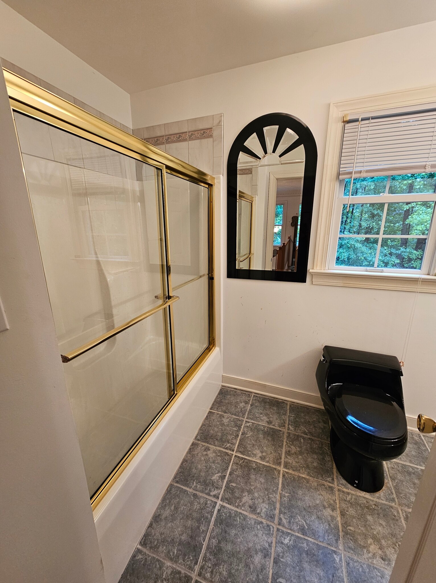 Upstairs - full bath with tub - 4924 Lippingham Dr