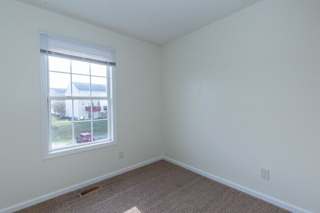 Building Photo - 3 Bed/2 Full,2 Half Bath Townhome in Martinsburg, WV