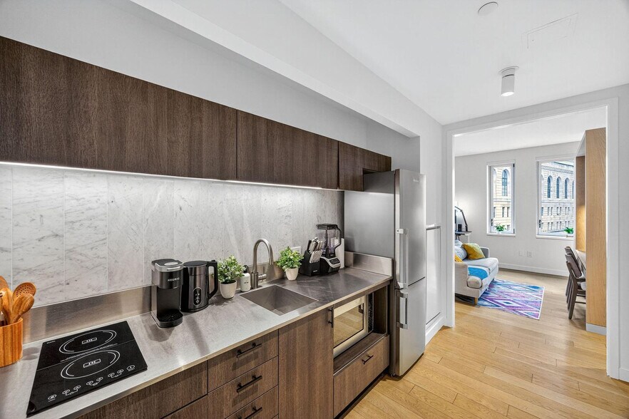 Building Photo - 84 William St