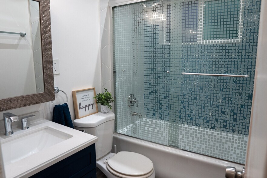 Bathroom w shower tub - 4615 N 14th St