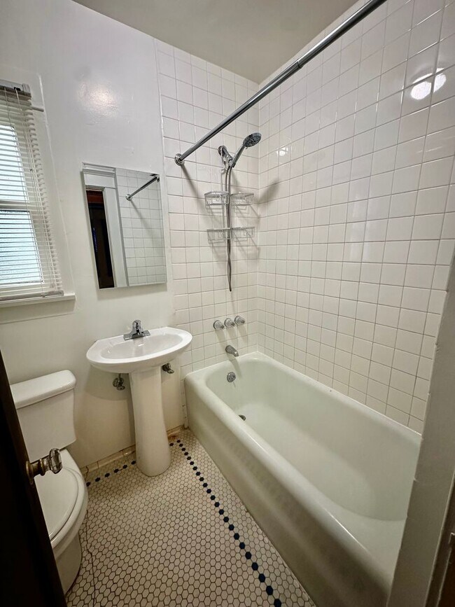 Building Photo - Quiet bungalow living in Historic Carroll Park