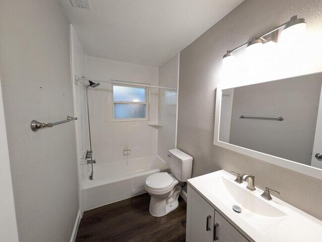 Building Photo - 1604 S Redbud Pl