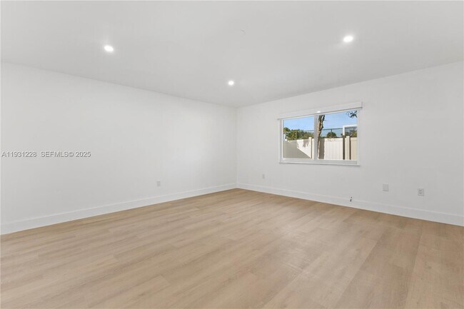 Building Photo - 16859 Crestview Ln