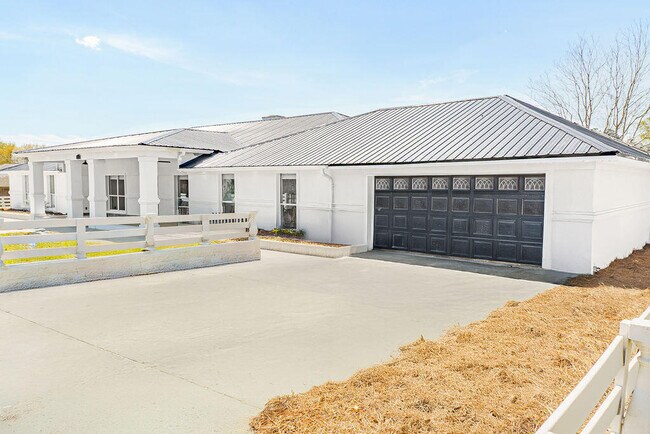 Building Photo - 2115 Stallion Rd