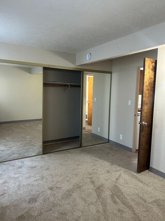 Building Photo - (690) Circle Drive Court - 1 Bedroom / 1 Bathroom