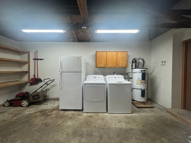 Building Photo - 2 Week Move In Special - 3 Bedroom, 2 Bath...