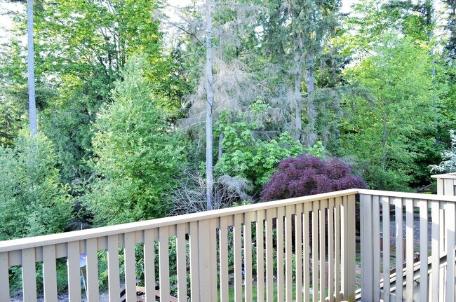 Building Photo - Desirable location/Redmond Ridge! Modern but functional. Great layout for entertaining guest or c...