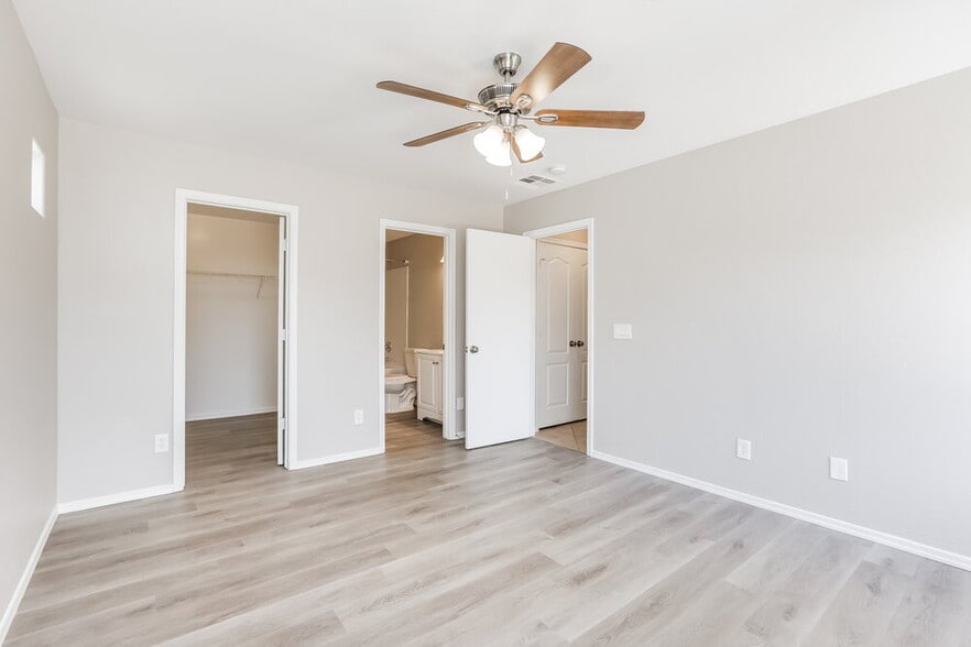 Building Photo - 2224 S 83rd Ln