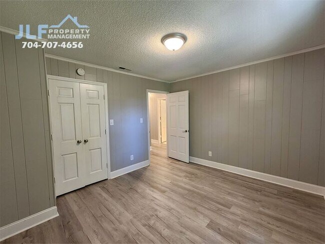 Building Photo - Spacious 3 Bed/2.5 Bath Duplex With Basement.