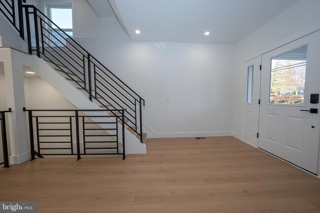 Building Photo - 314 N Essex Ave