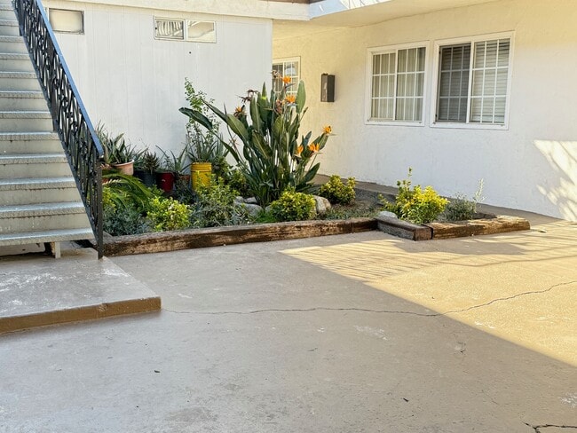 Building Photo - 6633 Woodley Ave