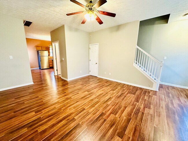 Building Photo - Updated 2 story townhome in Park Duvalle- Section 8 accepted